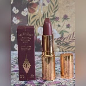 *M.I. Kiss - Charlotte Tilbury Matte Revolution Lipstick in Deep Plum